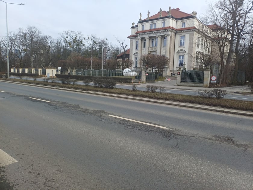 Widok na fragment nawierzchni ul. Powstańców Śląskich, który zostanie wyremontowany.