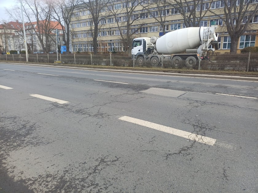 Widok na fragment nawierzchni ul. Powstańców Śląskich, który zostanie wyremontowany.