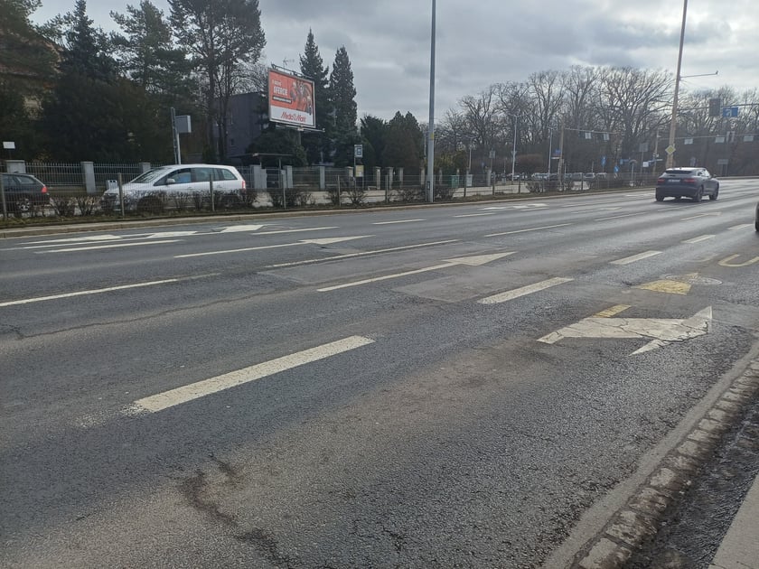 Widok na fragment nawierzchni ul. Powstańców Śląskich, który zostanie wyremontowany.