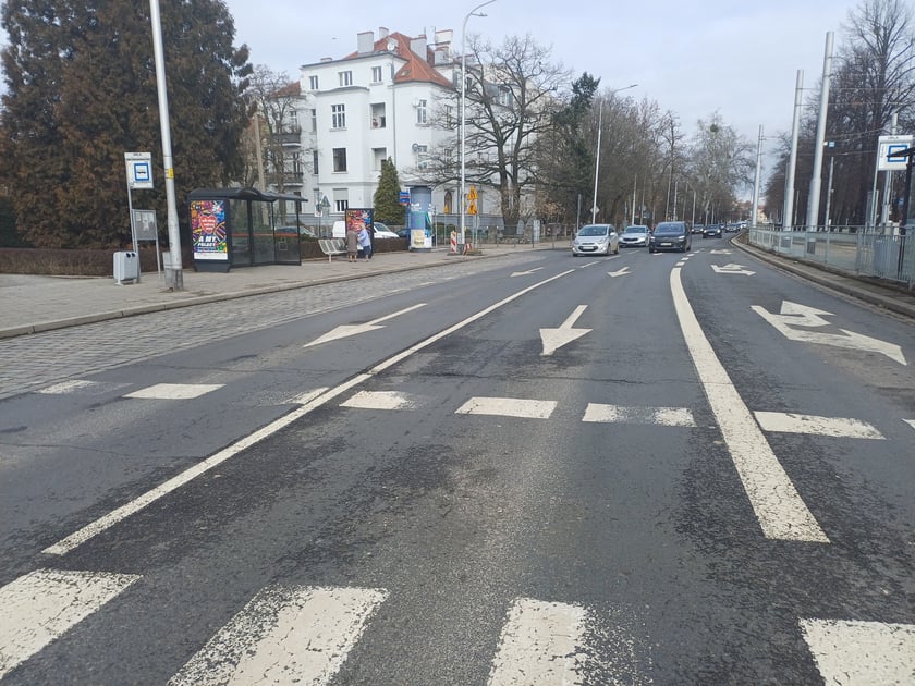 Widok na fragment nawierzchni ul. Powstańców Śląskich, który zostanie wyremontowany.