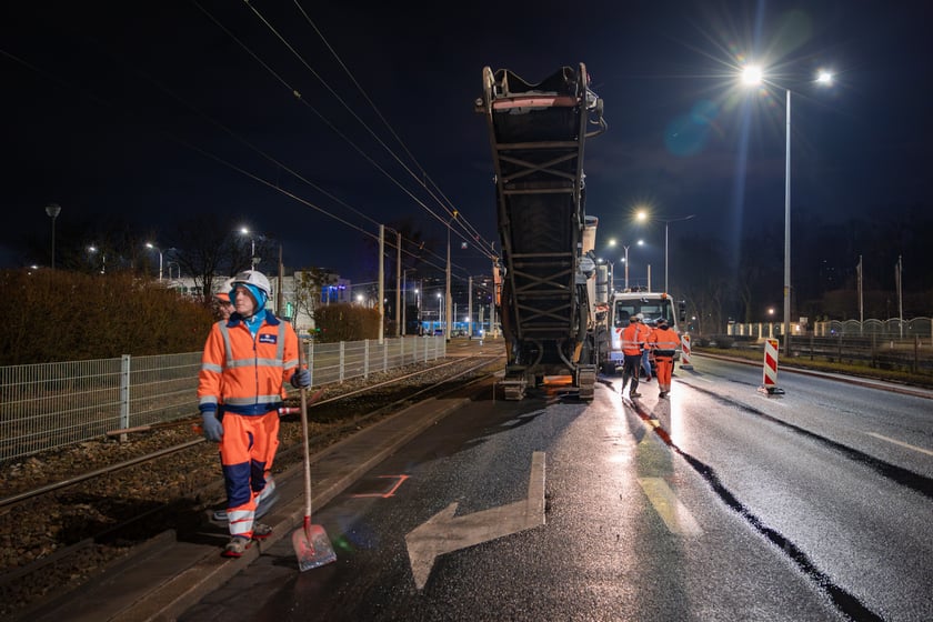 Nocne frezowanie asfaltu na odcinku ul. Powstańców Śląskich między Orlą i Krzycką.