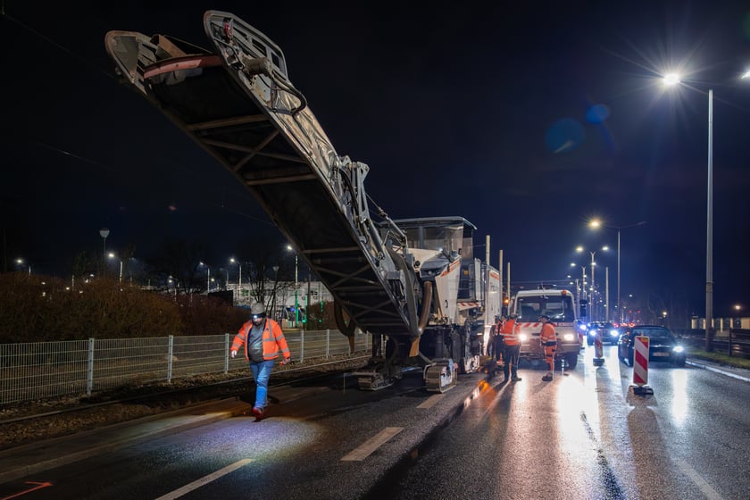 Nocne frezowanie asfaltu na odcinku ul. Powstańców Śląskich między Orlą i Krzycką.