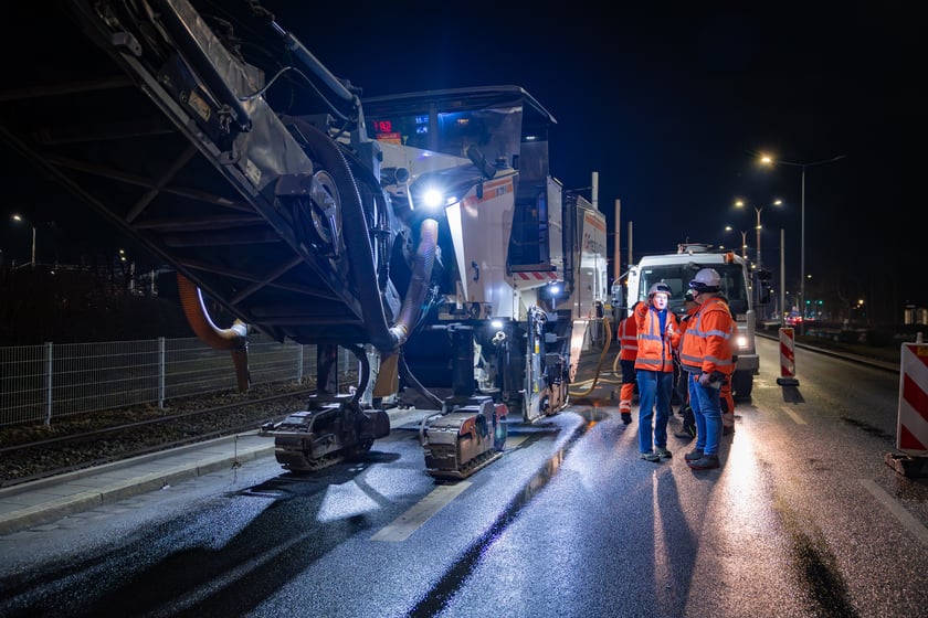 Nocne frezowanie asfaltu na odcinku ul. Powstańców Śląskich między Orlą i Krzycką.