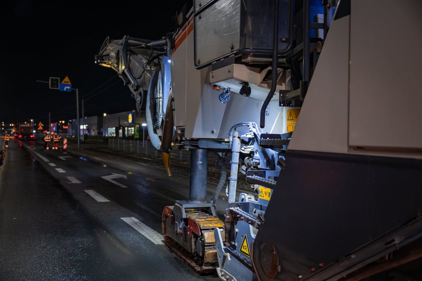 Nocne frezowanie asfaltu na odcinku ul. Powstańców Śląskich między Orlą i Krzycką.