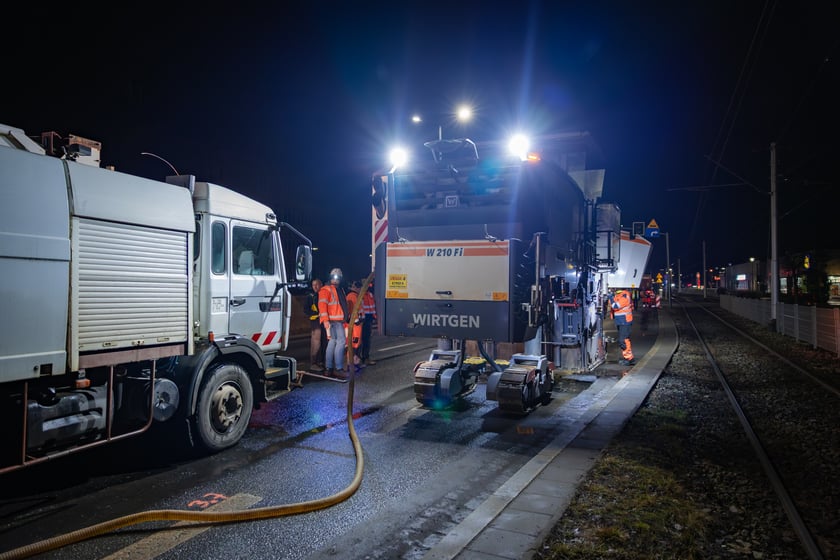 Nocne frezowanie asfaltu na odcinku ul. Powstańców Śląskich między Orlą i Krzycką.