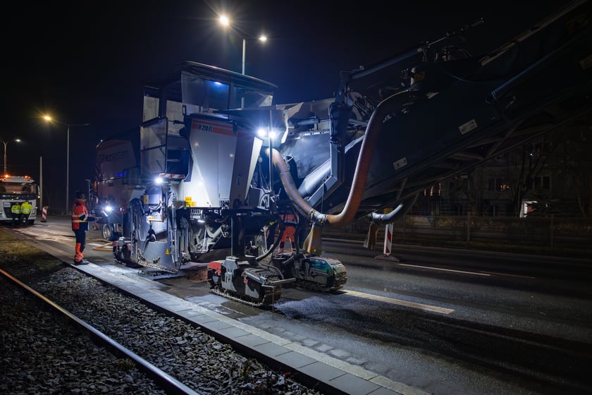 Nocne frezowanie asfaltu na odcinku ul. Powstańców Śląskich między Orlą i Krzycką.