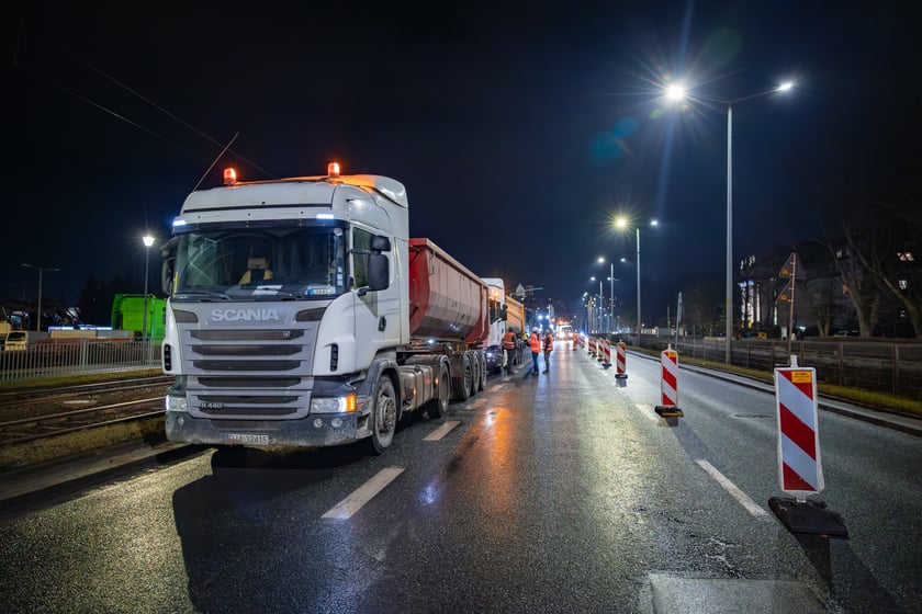 Nocne frezowanie asfaltu na odcinku ul. Powstańców Śląskich między Orlą i Krzycką.