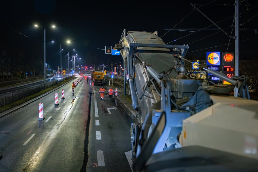 Nocne frezowanie asfaltu na odcinku ul. Powstańców Śląskich między Orlą i Krzycką.