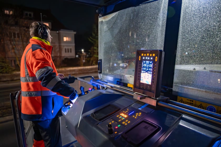 Nocne frezowanie asfaltu na odcinku ul. Powstańców Śląskich między Orlą i Krzycką.