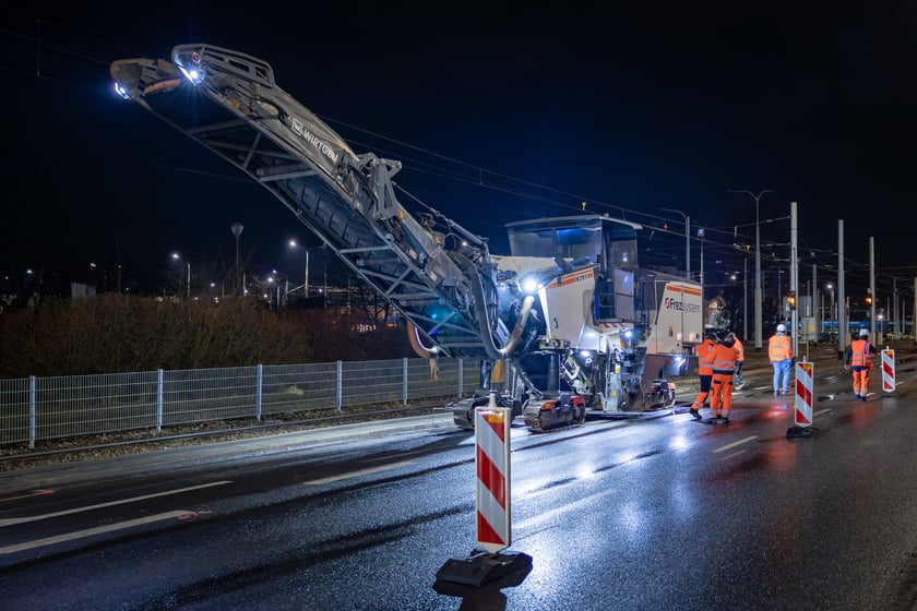 Nocne frezowanie asfaltu na odcinku ul. Powstańców Śląskich między Orlą i Krzycką.