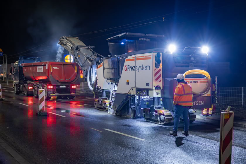 Nocne frezowanie asfaltu na odcinku ul. Powstańców Śląskich między Orlą i Krzycką.