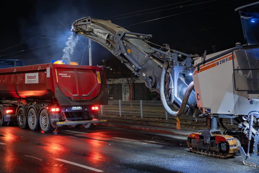 Nocne frezowanie asfaltu na odcinku ul. Powstańców Śląskich między Orlą i Krzycką.