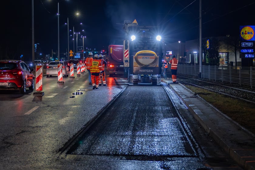 Nocne frezowanie asfaltu na odcinku ul. Powstańców Śląskich między Orlą i Krzycką.