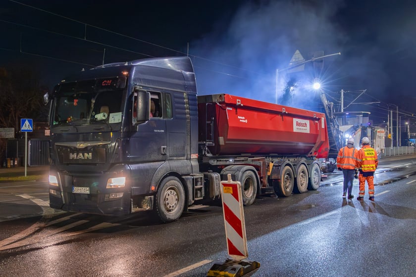 Nocne frezowanie asfaltu na odcinku ul. Powstańców Śląskich między Orlą i Krzycką.
