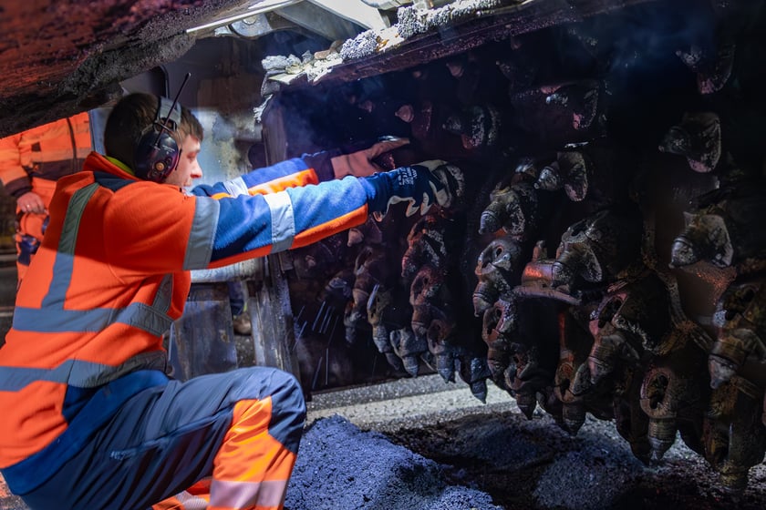 Nocne frezowanie asfaltu na odcinku ul. Powstańców Śląskich między Orlą i Krzycką.