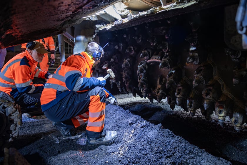 Nocne frezowanie asfaltu na odcinku ul. Powstańców Śląskich między Orlą i Krzycką.