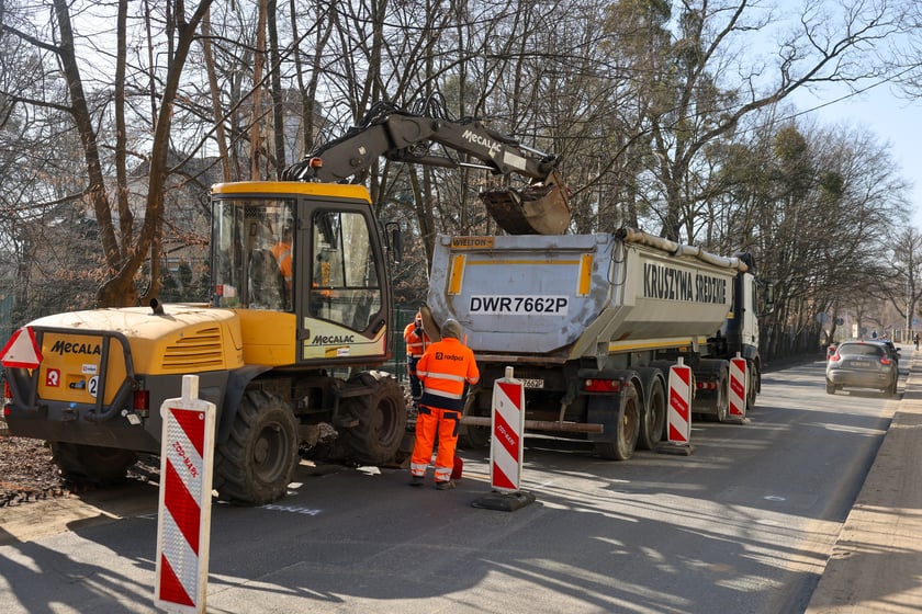 7 marca ruszyły prace remontowe na ul. Przybyszewskiego związane z poszerzaniem tej ulicy.