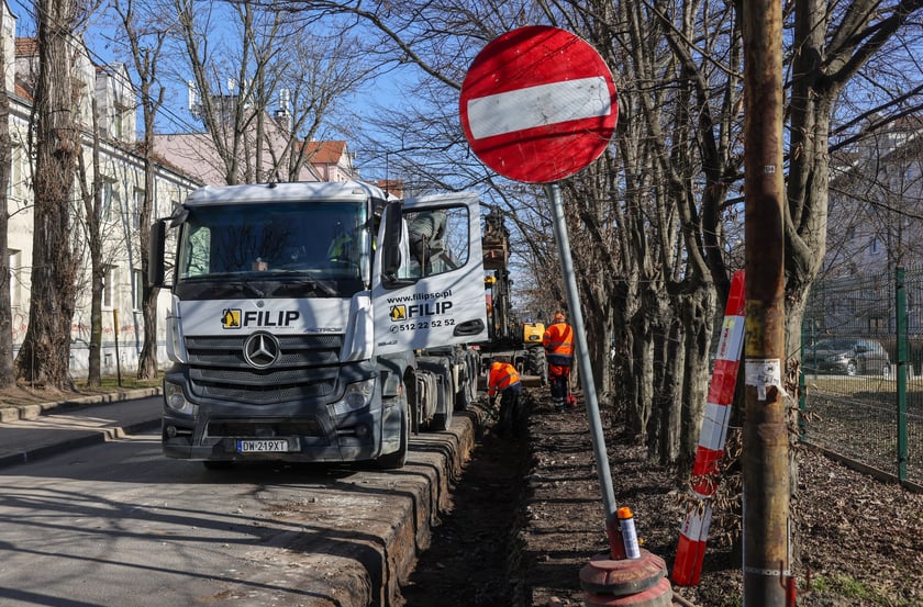 7 marca ruszyły prace remontowe na ul. Przybyszewskiego związane z poszerzaniem tej ulicy.