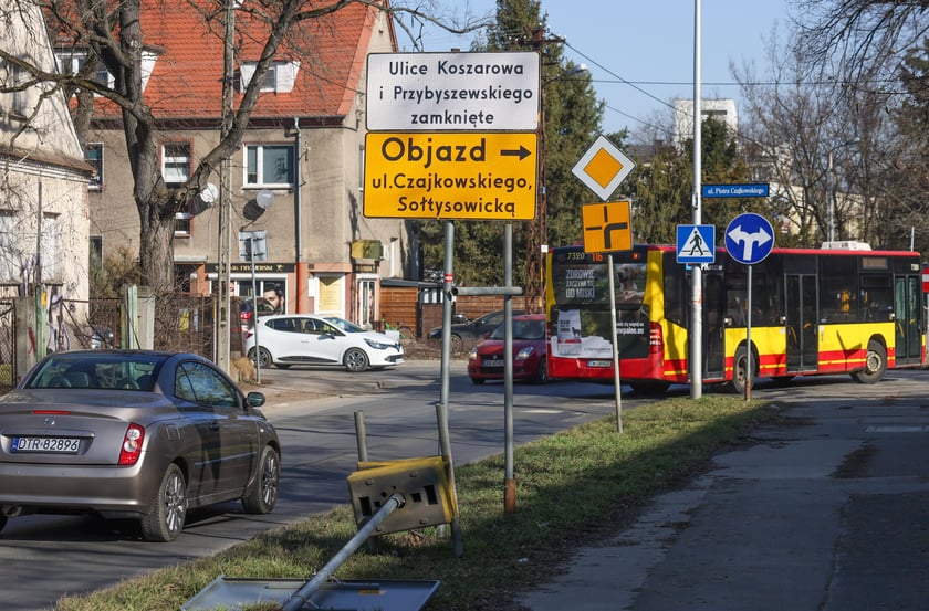 7 marca ruszyły prace remontowe na ul. Przybyszewskiego związane z poszerzaniem tej ulicy.