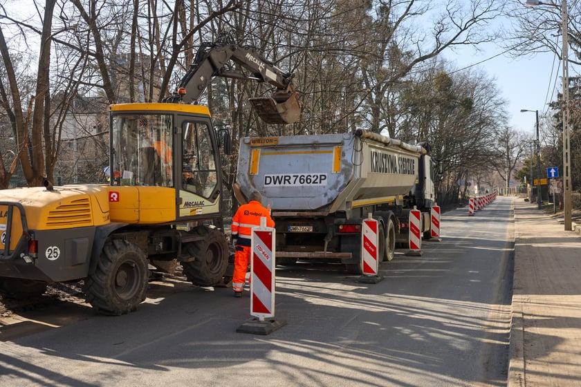Koparka i wywrotka stojące na ogrodzonym fragmencie jezdni - 7 marca ruszyły prace remontowe na ul. Przybyszewskiego związane z poszerzaniem tej ulicy.