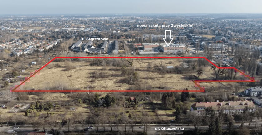 Zdjęcie z lotu ptaka przedstawiające obrys terenu, który Wrocław pozyska od AMW.