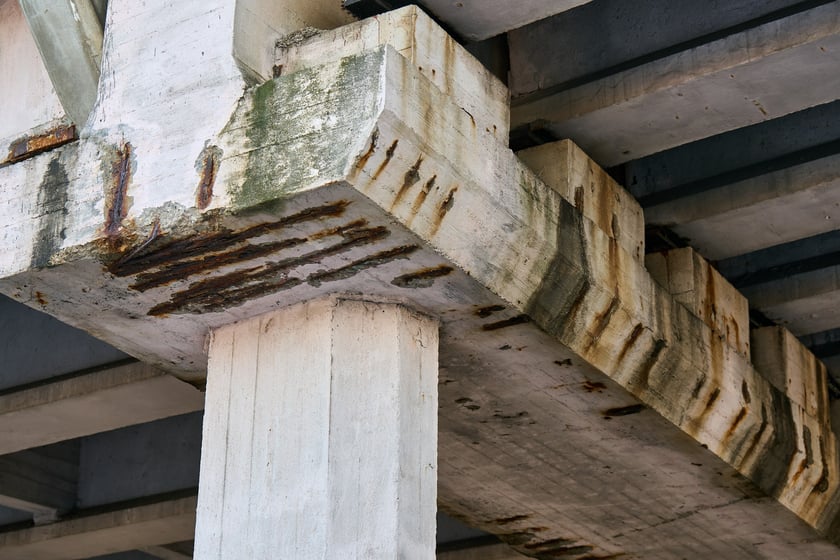 Estakady na Alei Sobieskiego - zbliżenie na wyeksploatowane elementy konstrukcji.