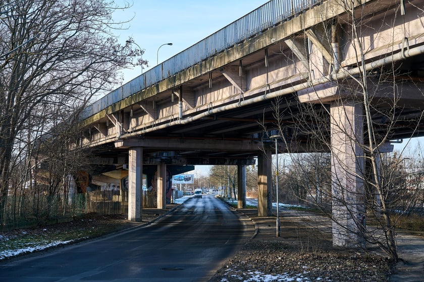 Estakady na Alei Sobieskiego - widok z ul. Dobroszyckiej