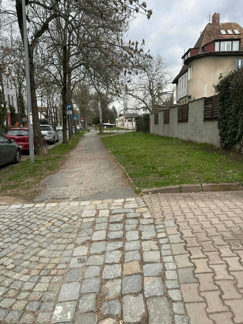 Obecny stan chodników na ul. Januszowickiej.