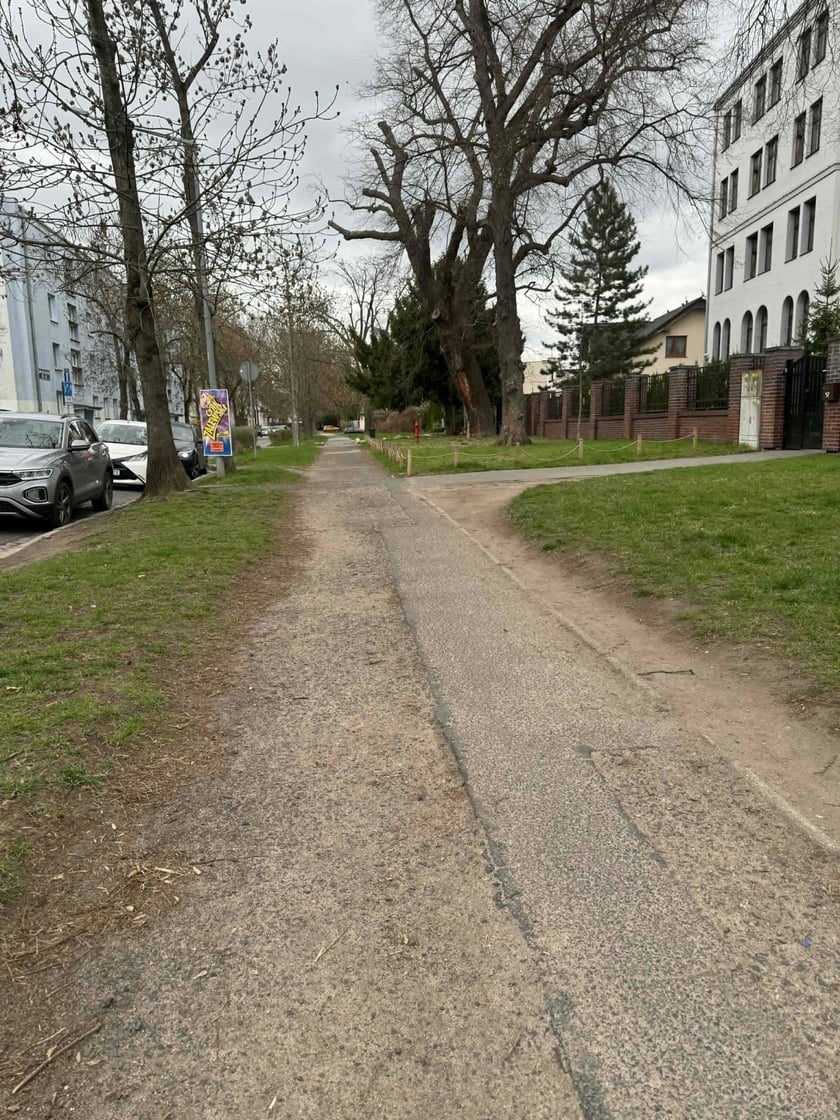 Obecny stan chodników na ul. Januszowickiej.