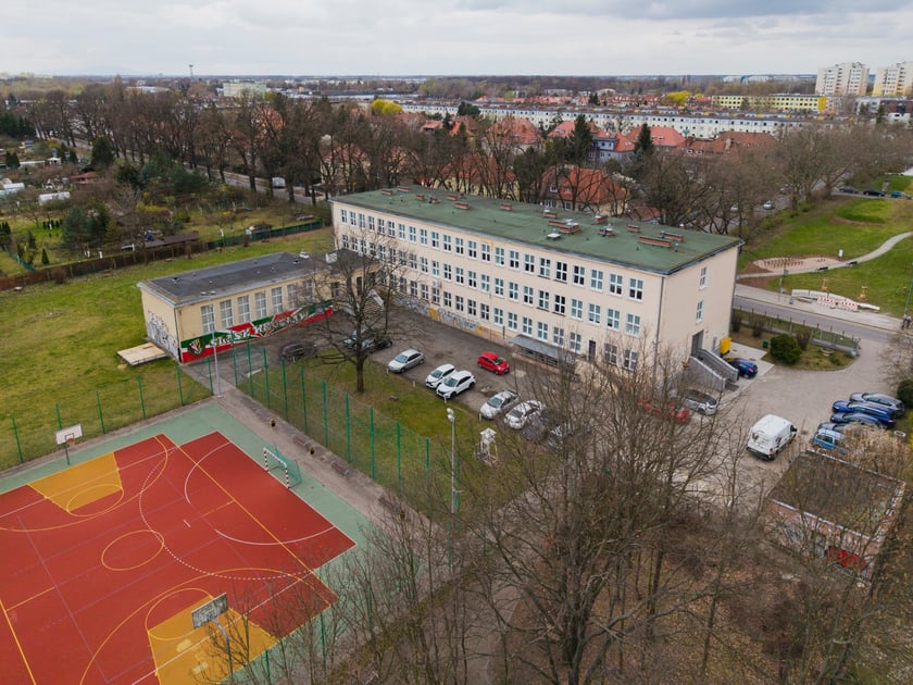 Liceum Ogólnokształcące nr 6 przy ul. Hutniczej, zdjęcie z drona