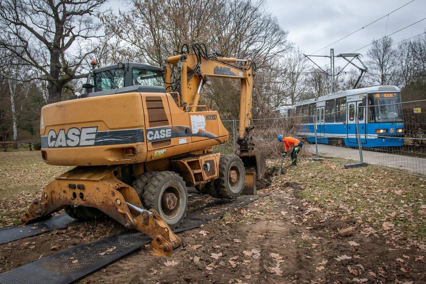 Prace przy modernizacji magistrali wodociągowej na ul. Mickiewicza.