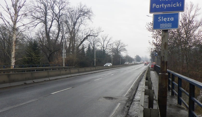 Zdjęcie przedstawiające zniszczona nawierzchnię na ul. Karkonoskiej