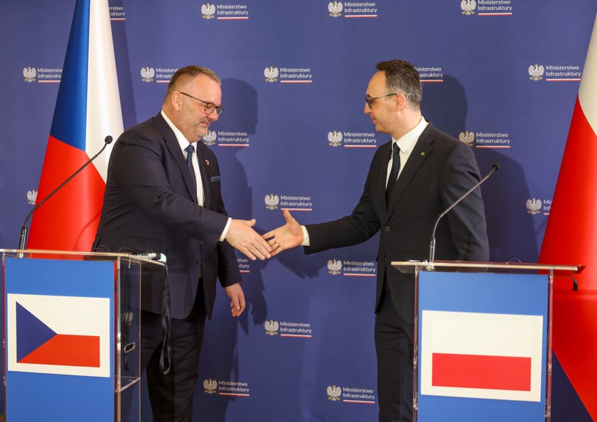 Dwóch mężczyzn w garniturach podaje sobie ręce. Ivan Bednárik czeskim minister transportu  (z lewej) i Dariusz Klimczak, minister infrastruktury - spotkanie w środę 8 kwietnia we Wrocławiu.