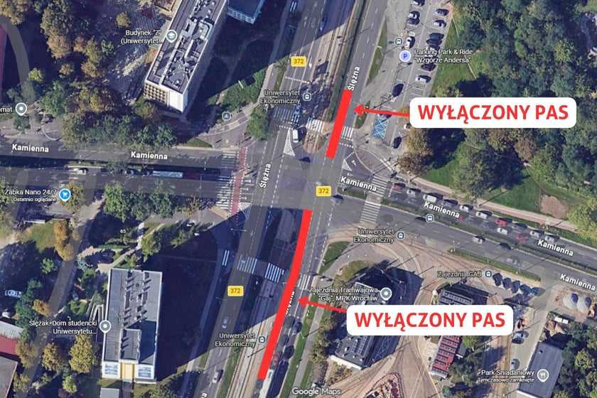 Zdjęcie z lotu ptaka przedstawiające skrzyżowanie ulic Ślężnej i Kamiennej z zaznaczonymi na czerwono miejscami, w których będą wykopy związane z wymianą magistrali wodociągowej.