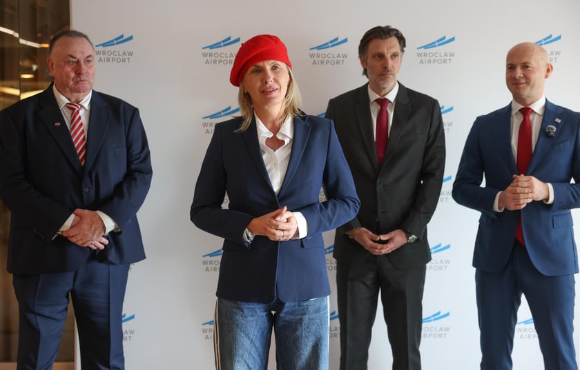 Powiększ obraz: Renata Granowska, wiceprezydent Wrocławia podczas inauguracji połączenia lotniczego Paryż Orly - Wrocław obsługiwanego przez linię Transavia - 16 kwietnia 2026 r.