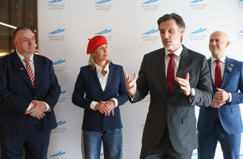 Powiększ obraz: Cédric Peltier - konsul generalny Francji podczas inauguracji połączenia lotniczego Paryż Orly - Wrocław obsługiwanego przez linię Transavia - 16 kwietnia 2026 r.