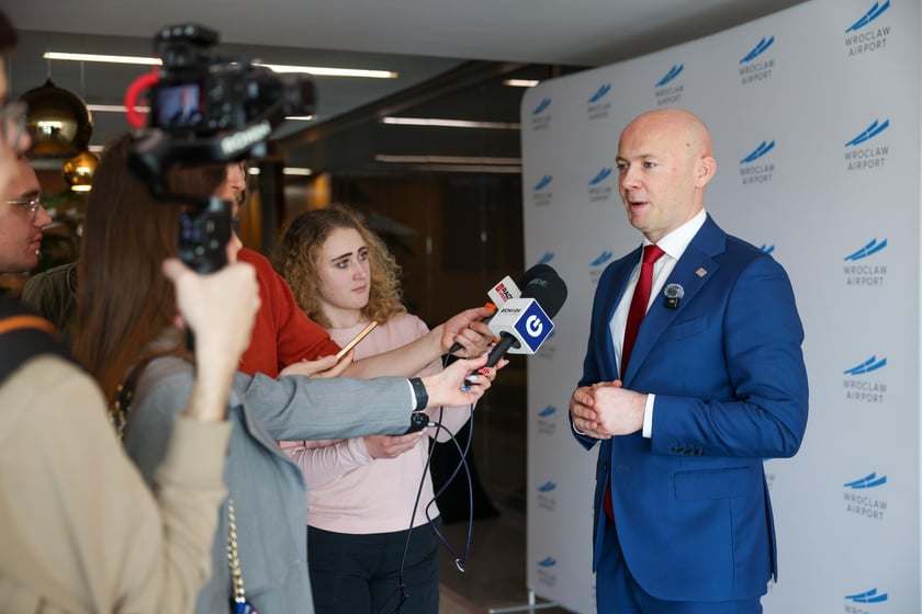 Powiększ obraz: Karol Przywara, prezes spółki Port Lotniczy Wrocław SA podczas inauguracji połączenia lotniczego Paryż Orly - Wrocław obsługiwanego przez linię Transavia - 16 kwietnia 2026 r.