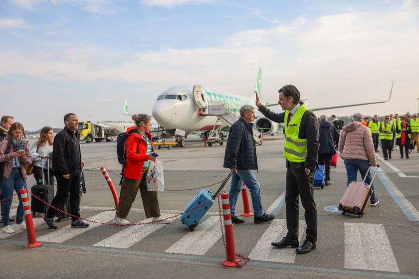 Powiększ obraz: Inauguracja połączenia lotniczego Paryż Orly - Wrocław obsługiwanego przez linię Transavia - 16 kwietnia 2026 r.