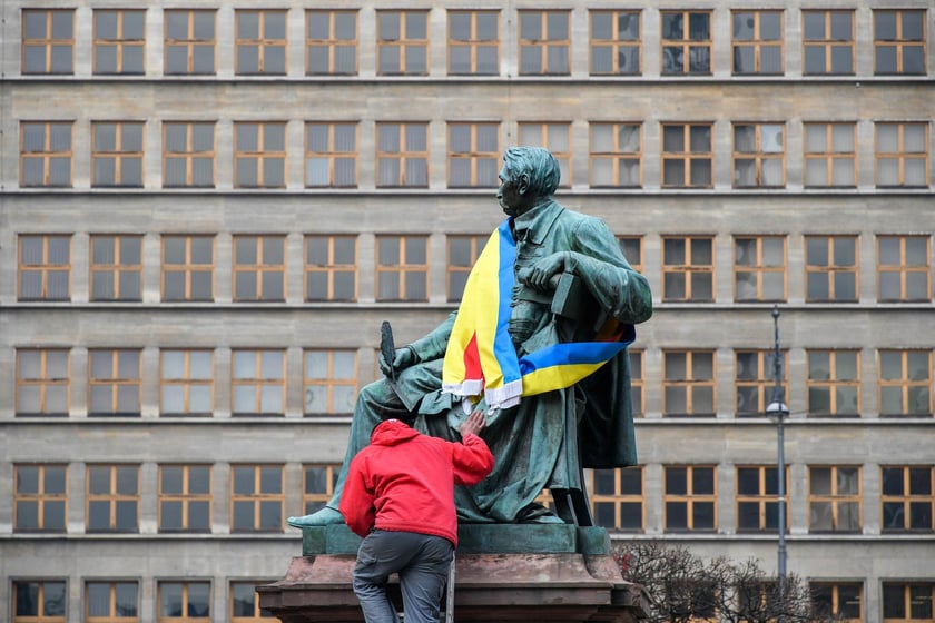 Pomnik hrabiego Aleksandra Fredry w barwach Wrocławia i Ukrainy