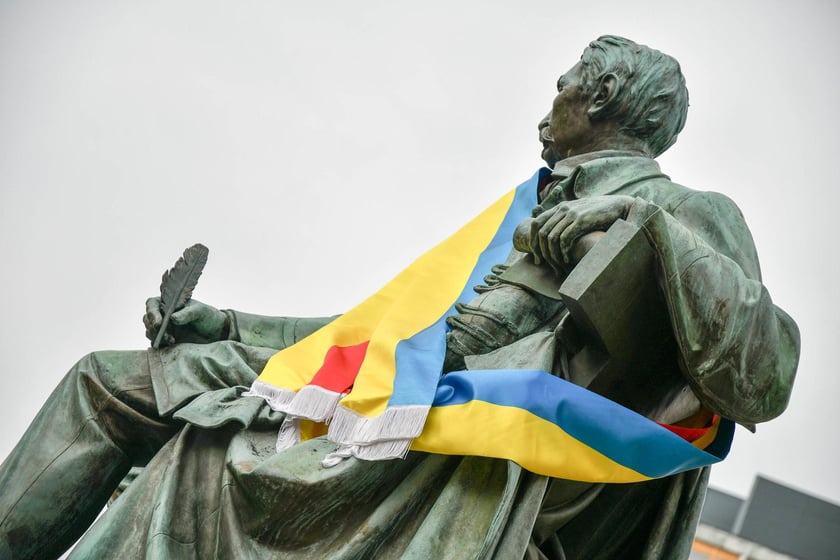 Pomnik hrabiego Aleksandra Fredry w barwach Wrocławia i Ukrainy