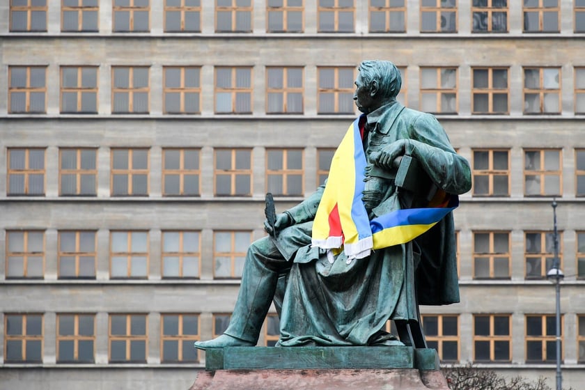 Pomnik hrabiego Aleksandra Fredry w barwach Wrocławia i Ukrainy