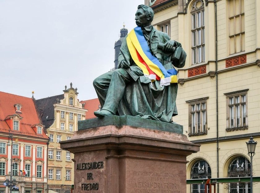 Pomnik hrabiego Aleksandra Fredry w barwach Wrocławia i Ukrainy