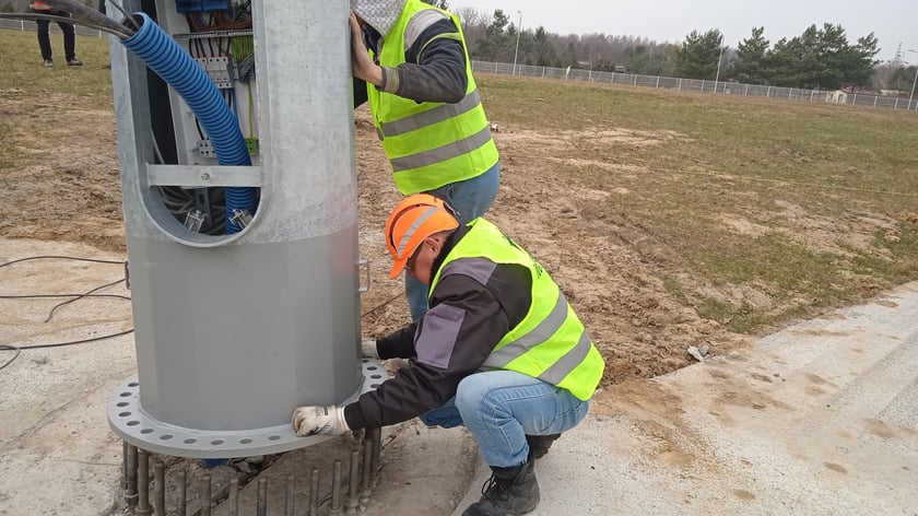 Montaż masztów oświetleniowych na torze wrotkarskim