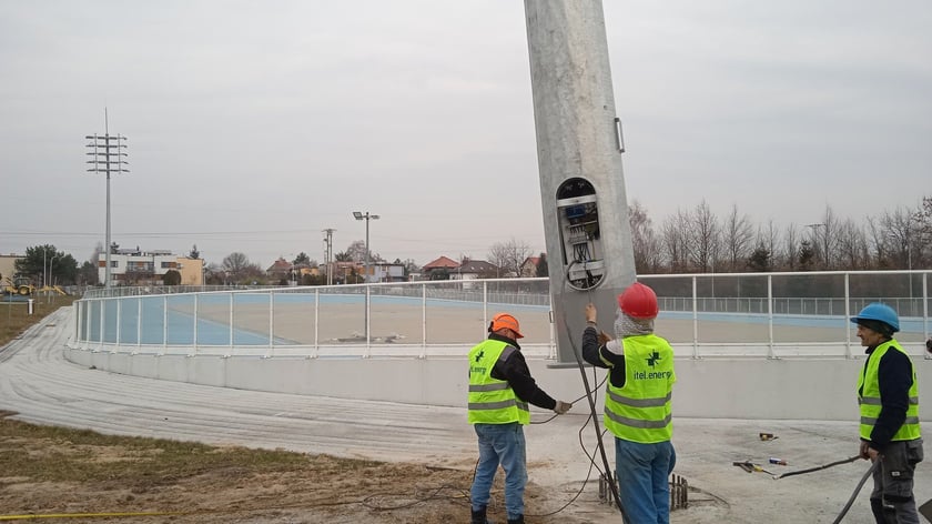 Montaż masztów oświetleniowych na torze wrotkarskim