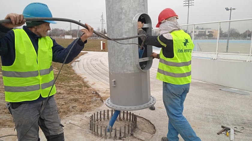 Montaż masztów oświetleniowych na torze wrotkarskim