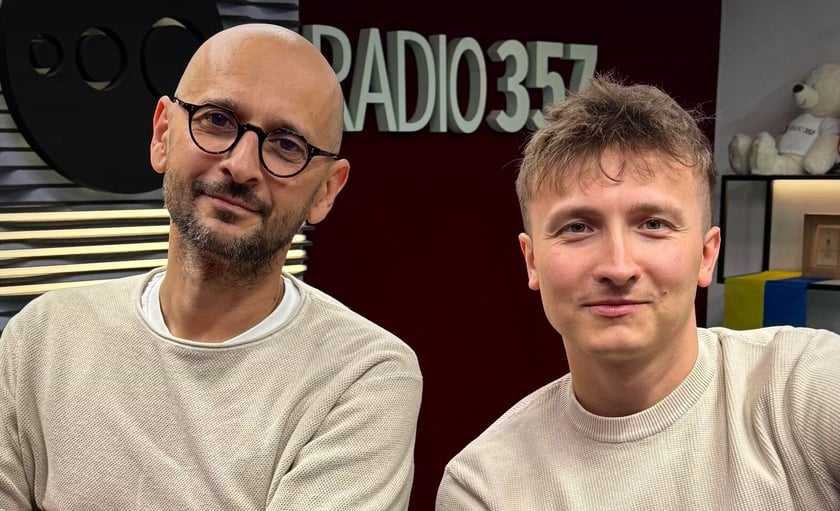 Od lewej strony stoją: Marcin Łukawski i Mateusz Fusiarz, dziennikarze Radia 357, w piątek 22 maja poprowadzą Listę Piosenek 357 z Wrocławia