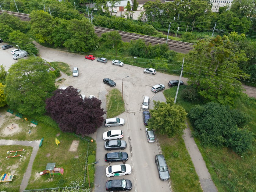Powiększ obraz: Po wprowadzeniu płatnego parkowania przy Magnolii, kierowcy szukają bezpłatnych alternatyw na okolicnych uliczkach. Straż miejska zapowiada, że będzie stanowczo reagować na wszelkie przypadki łamania przepis&oacute;w.