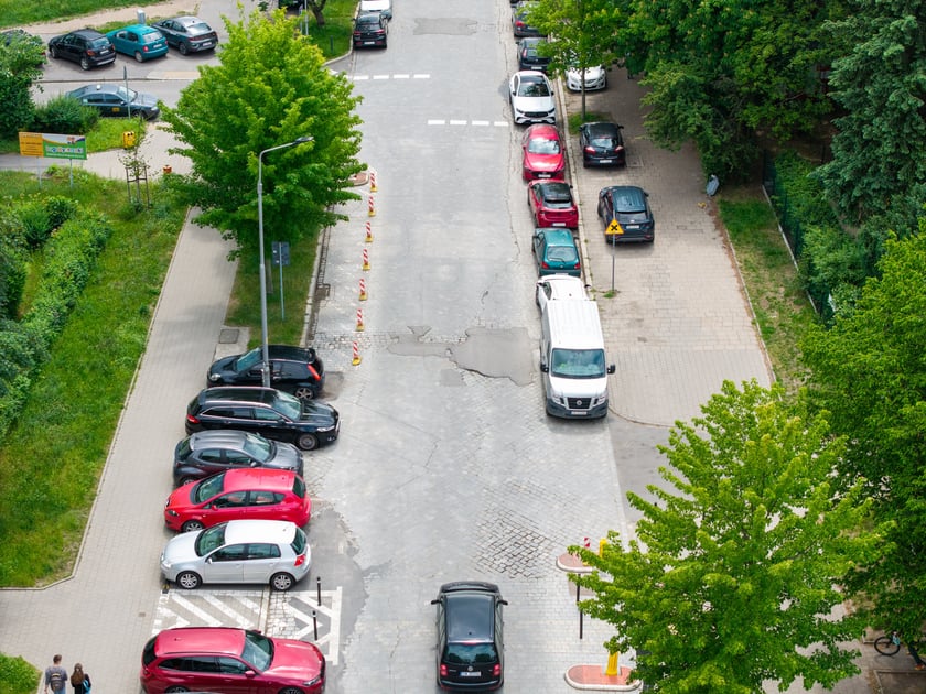 Powiększ obraz: Po wprowadzeniu płatnego parkowania przy Magnolii, kierowcy szukają bezpłatnych alternatyw na okolicnych uliczkach. Straż miejska zapowiada, że będzie stanowczo reagować na wszelkie przypadki łamania przepis&oacute;w.