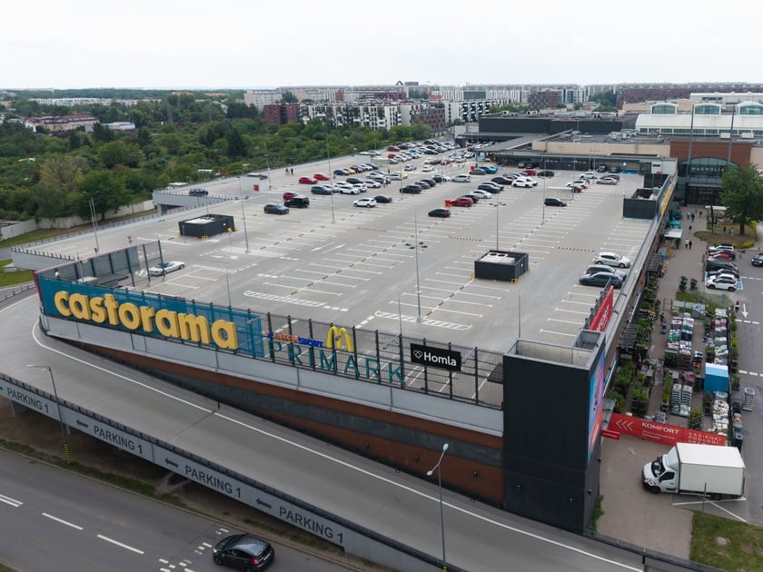 Powiększ obraz: W poniedziałek (1 czerwca) w okolicach południa na parkingu było jeszcze sporo wolnych miejsc.