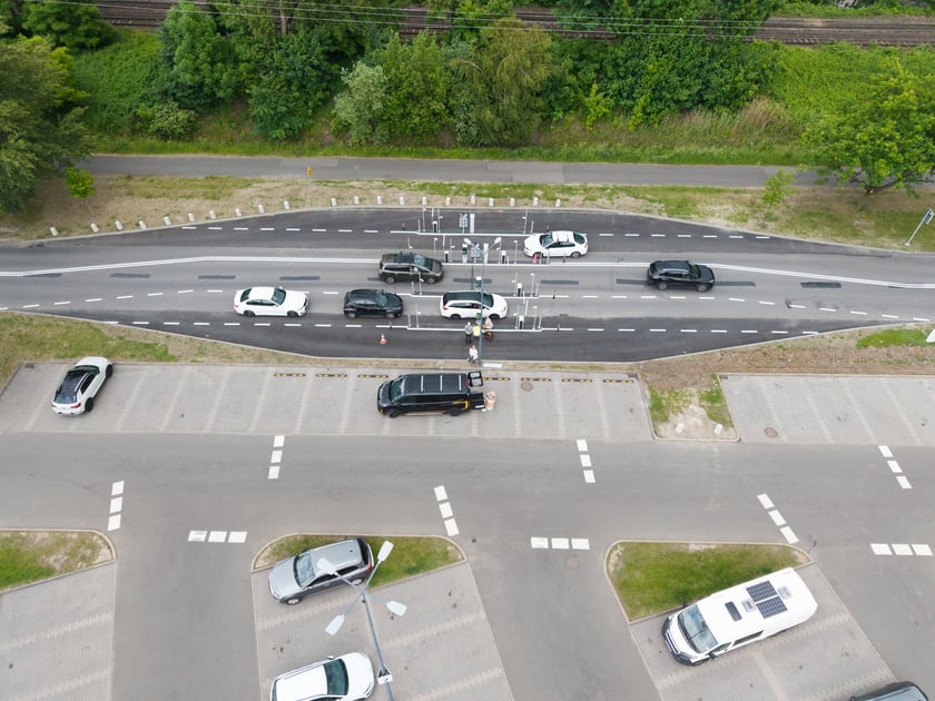 Powiększ obraz: Od 1 czerwca by wjechać na parking przy Magnolii trzeba przejechać przez bramki.
